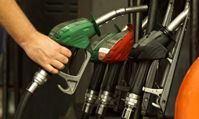 حکومت نے پیٹرول اور ڈیزل کی قیمت میں 30 روپے فی لیٹر اضافہ کردیا