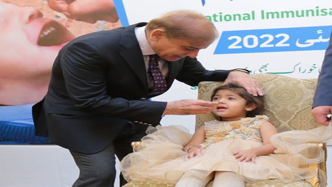 وزیر اعظم نے بچوں کو قطرے پلا کر انسداد پولیو مہم کا افتتاح کردیا
