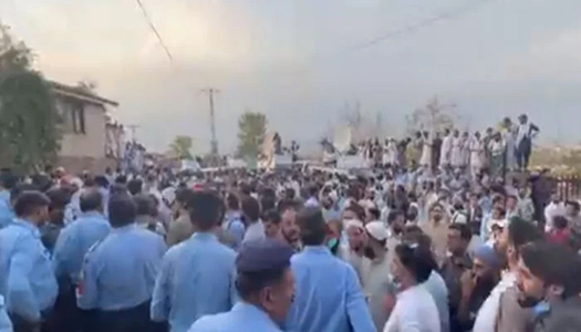 خیبرپختونخوا کے اساتذہ کی عمران خان کی رہائش گاہ میں گھسنے کی کوشش پولیس نے ناکام بنا دی