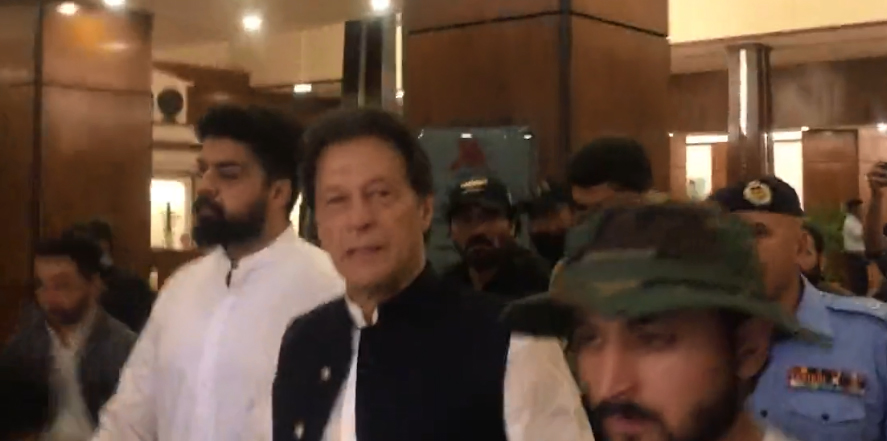 عمران خان پر صحافیوں نے سوالات کی بوچھاڑ کر دی،گاڑی میں بیٹھ کر نکل گئے