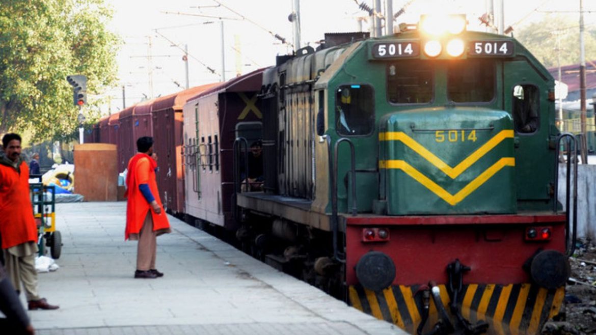 ٹرین عملے کی جانب سے زیادتی کا شکار ہونے والی خاتون کو ریلوے میں ملازمت دینے کا فیصلہ