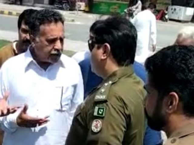 پولیس نے پی ٹی آئی آزاد کشمیر کے رہنما مقبول گجر کو پنجاب سے بیدخل کردیا