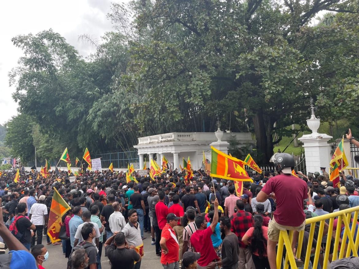 سری لنکا میں مظاہرین صدارتی محل میں داخل