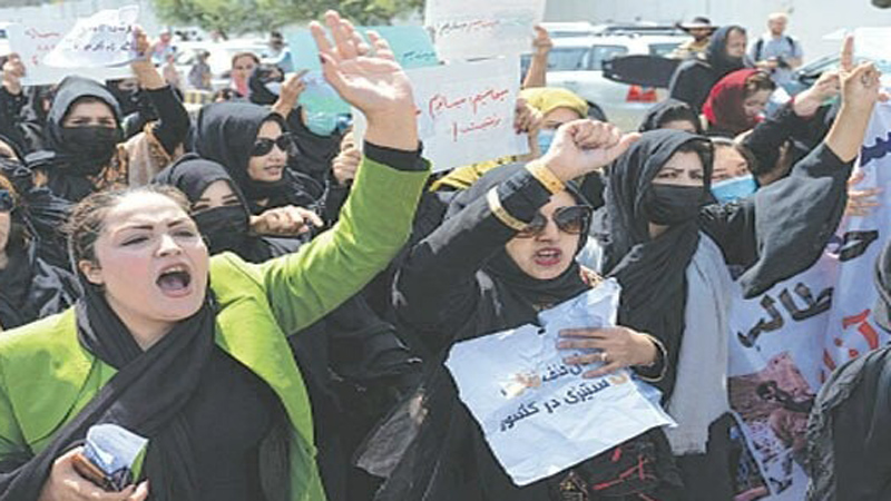 کابل میں خواتین کی احتجاجی ریلی پر حکومت کا تشدد، فائرنگ