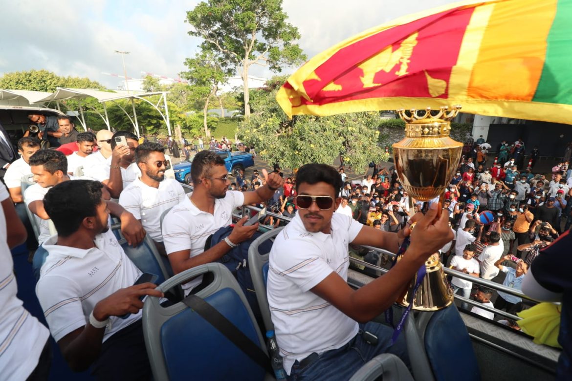 سری لنکن ٹیم کی ایشیا کپ جیت کر وطن واپسی پر کولمبو میں وکٹری پریڈ