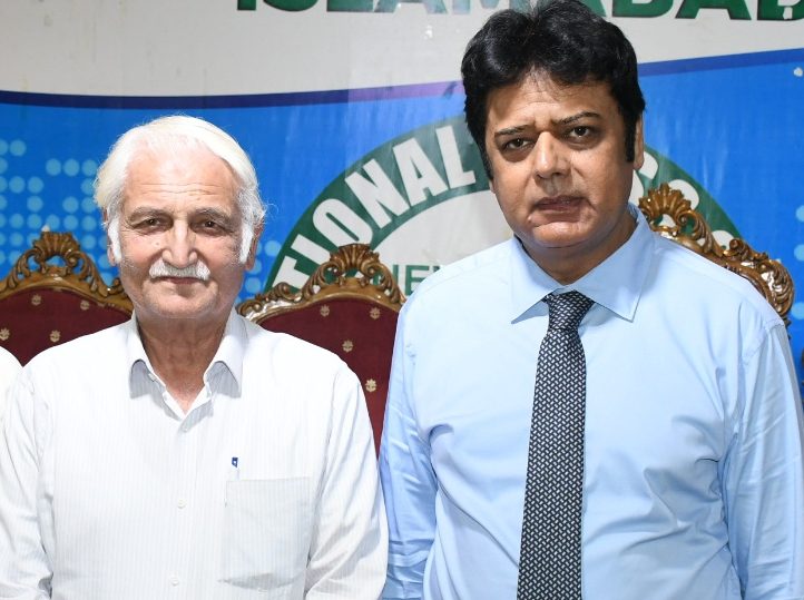 پاکستان پیپلزپارٹی کے اٹلی میں چیف کوآرڈینیٹر نصیر احمد کی دورہ پاکستان کے دوران سینیٹر فرحت اللہ بابر سے ملاقات