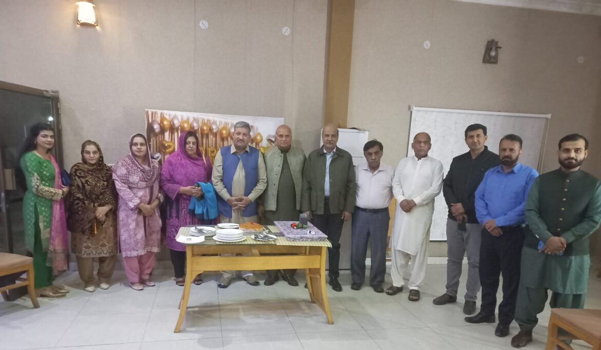 ڈی ایچ کیو ہسپتال کے اے ایم ایس ڈاکٹر اشفاق سالک کی ریٹائر منٹ پر چکوال میں ایک خوبصورت تقریب کا اہتمام