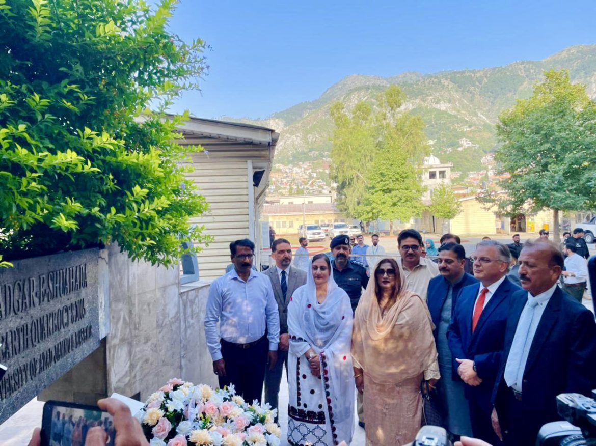 امریکی سفیر آزاد کشمیر پہنچ گئے، شہدا زلزلہ کی یادگار پر پھولوں کی چادر چڑھائی
