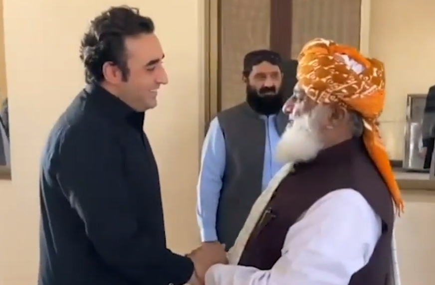 بلاول مولانا فضل الرحمان کو تحریک انصاف سے مذاکرات کیلئے قائل کرنے ان کے گائوں پہنچ گئے