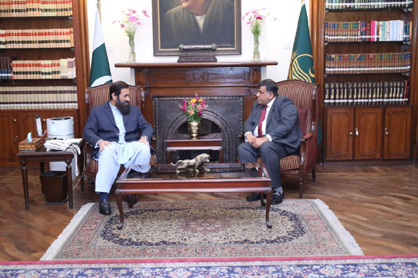 گورنر پنجاب کی چیف ایگزیکٹو یونیورسل گیس ڈسٹری بیوشن کمپنی غیاث پراچہ کے ہمراہ چینی سرامکس کمپنی کے وفد سے ملاقات