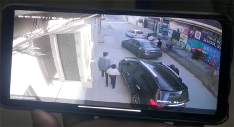 تحصیل ہیڈکوارٹر ہسپتال صادق آباد کے سابق ایم ایس کے دو بچوں کو صبح سویرے سکول جاتے اغوا کرلیا گیا