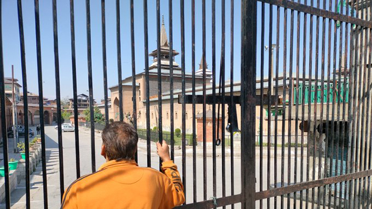 سری نگر کی تاریخی جامع مسجد میں باجماعت نمازِ جمعہ کی ادائیگی پر پابندی