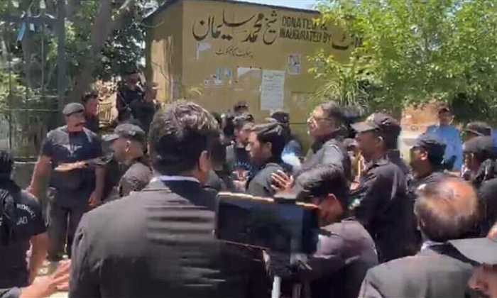 پولیس نے تحریک انصاف کے رہنما اسد عمر کو گرفتار کرلیا