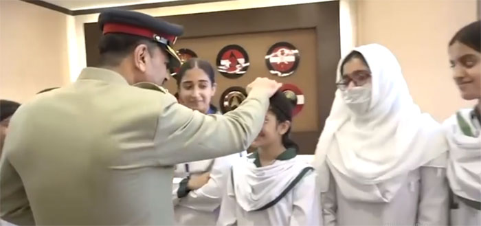 جنرل عاصم منیر کی شہداء کے بچوں سے ملاقات، سر پر دست شفقت رکھا