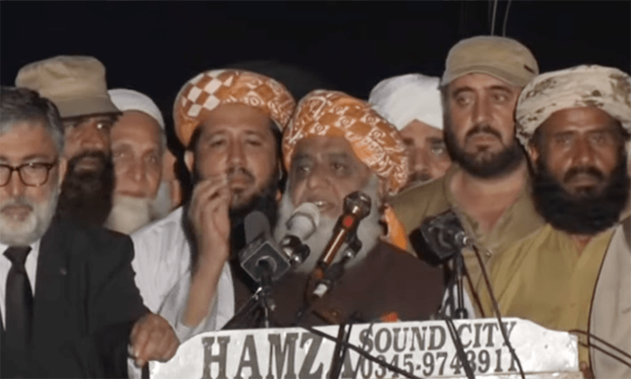 سپریم کورٹ کا چیف جسٹس اور ان کا مختصر ٹولہ پاکستانی عدالت کی توہین کر رہا ہے، مولانا فضل الرحمان