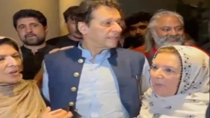 عمران خان اسلام آباد سے لاہور پہنچ گئے