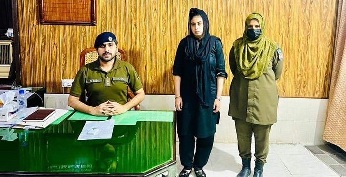 جعلی خاتون پولیس آفیسر پکڑی گئی