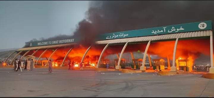 مظاہرین نے سوات موٹر وے ٹول پلازہ کو آگ لگا دی