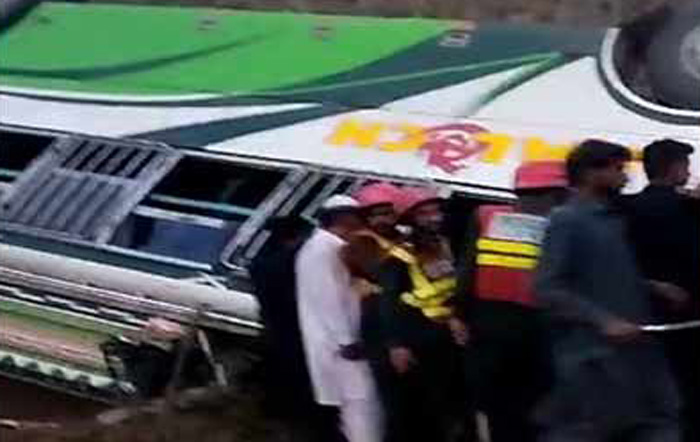 موٹرے وے ایم تھری پر بس الٹنے سے 4 افراد جاں بحق