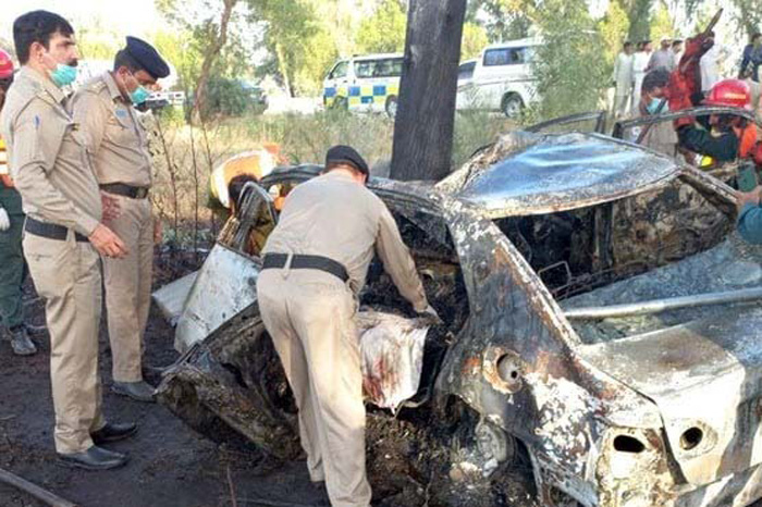 حادثے کے بعد کار میں آگ لگ گئی، 5 افراد جھلس کر جاں بحق
