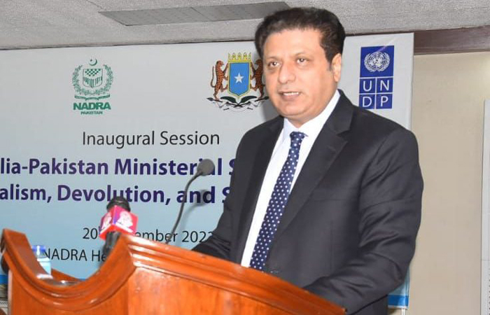 چیئرمین نادرا مستعفی، بیرون ملک جانے سے روک دیا گیا