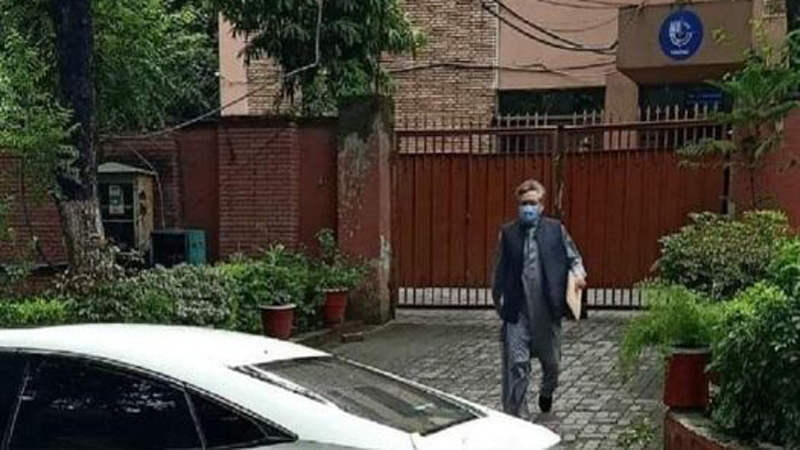 اعظم خان 190 ملین پاؤنڈ کیس میں نیب کے سامنے پیش، بیان ریکارڈ کرا دیا