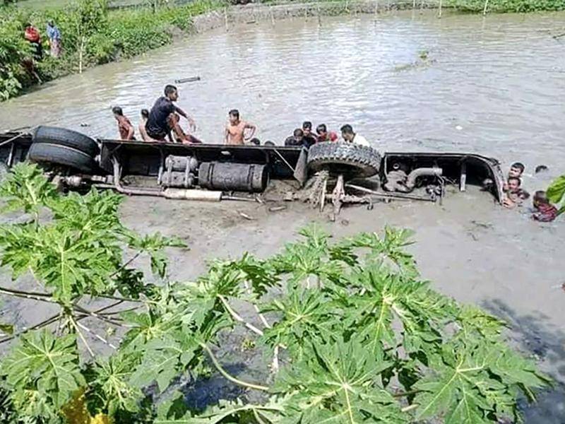 مسافروں سے بھری بس تالاب میں گرنے سے 17 افراد جاں بحق