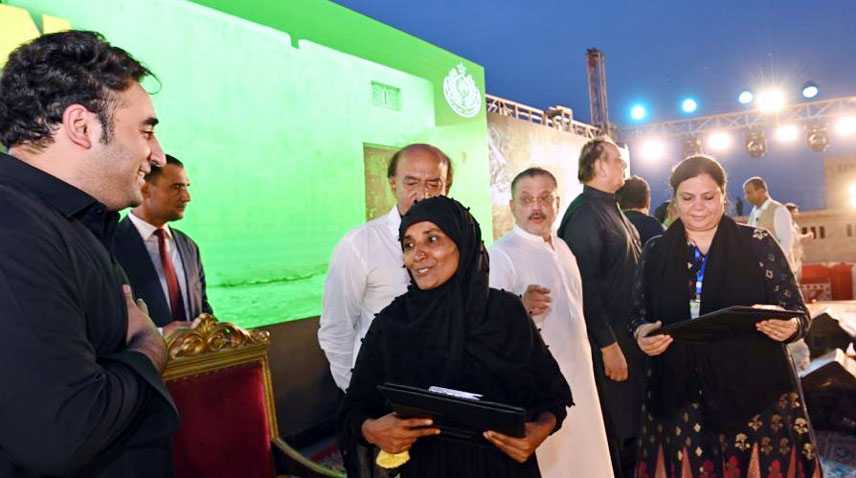 بلاول بھٹو نے متاثرین سیلاب میں گھروں کے مالکانہ حقوق کی دستاویزات تقسیم کردیں