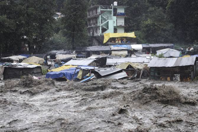 بھارت میں بارش اور سیلابی صورتحال نے تباہی مچا دی، 100 ہلاک