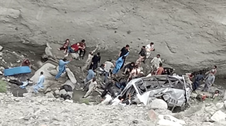 سیاحوں سے بھری بس کھائی میں گرنے سے 5 افراد جاں