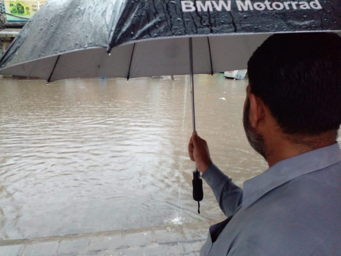 راولپنڈی، اسلام آباد میں علی الصبح موسلا دھار بارش سے کئی علاقے زیر آب