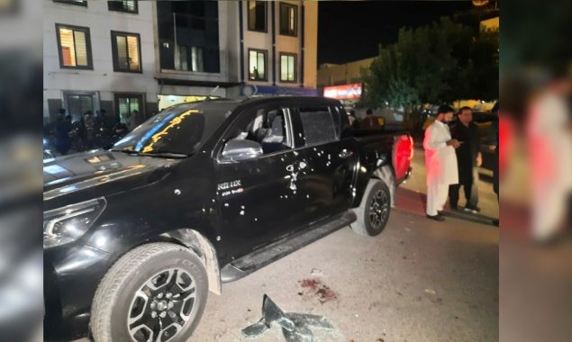 وفاقی وزیراسرار ترین کے چچا زاد  کی گاڑی پر فائرنگ، لیویز اہلکار سمیت دو افراد جاں بحق