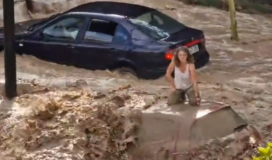 سپین میں طوفانی بارشوں نے تباہی مچا دی، لوگوں نے گاڑیوں کی چھتوں پر چڑھ کر جان بچائی