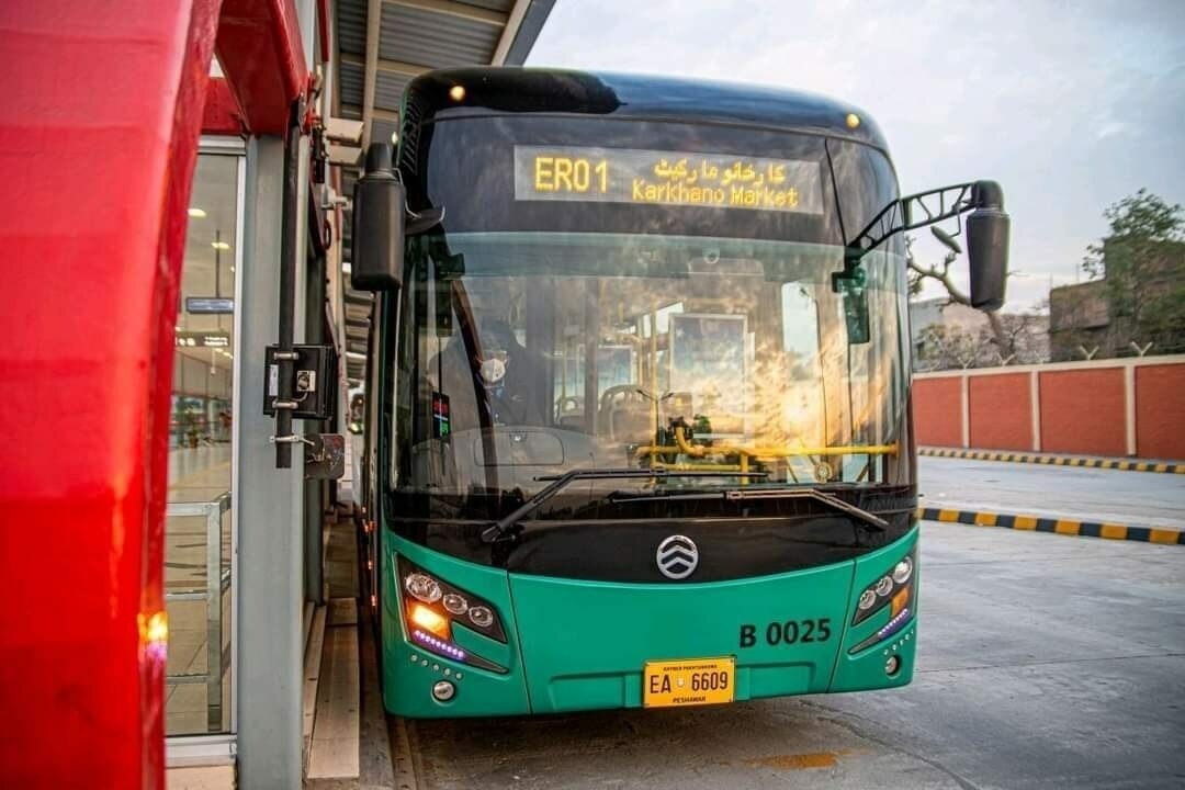 بی آر ٹی منصوبے کو 3 سال مکمل ہونے کے باوجود مسافر سہولیات سے محروم