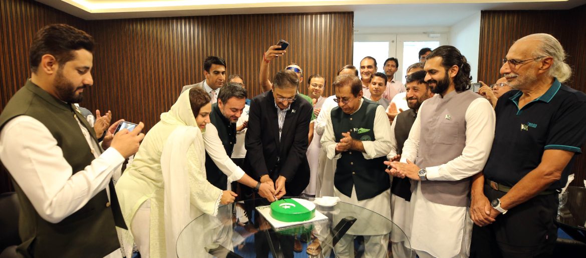 یوم آزادی کے موقع پر قذافی سٹیڈیم لاہور میں پرچم کشائی اور کیک کاٹنے کی تقریب