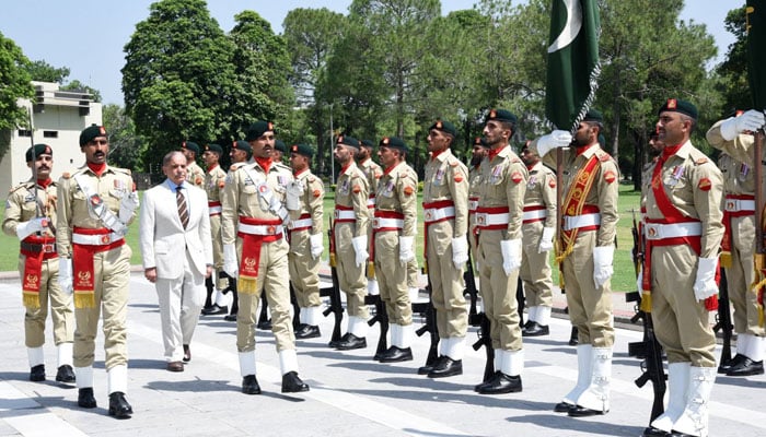 وزیراعظم کا جی ایچ کیو کا الوداعی دورہ، یادگار شہداء پر پھول رکھے