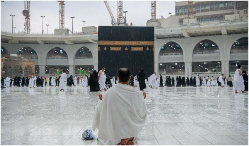 عمرہ زائرین کے دوران بارش طواف جاری رکھنے کے روح پرور مناظر