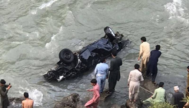 مظفر آباد میں بارش کے باعث پھسل کر گاڑی دریا میں جا گری، 4 لاشیں نکال لی گئیں