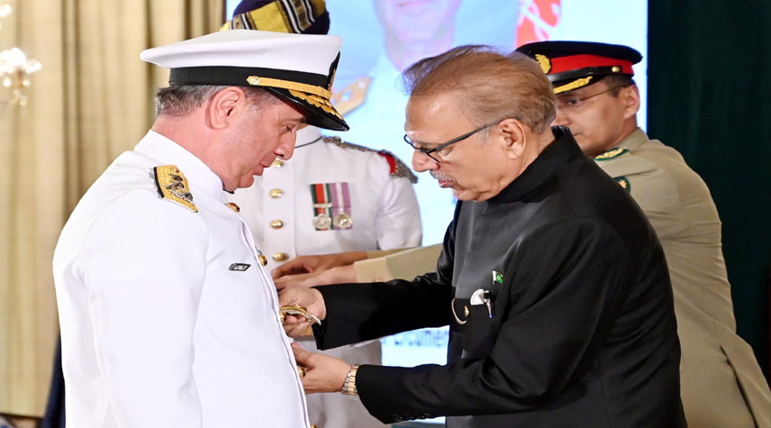 صدر نے ترک بحریہ کے کمانڈر کو نشان امتیاز (ملٹری) سے نواز دیا