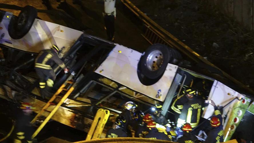 اٹلی میں سیاحوں کی بس پل سے نیچے آگری، 21 ہلاک