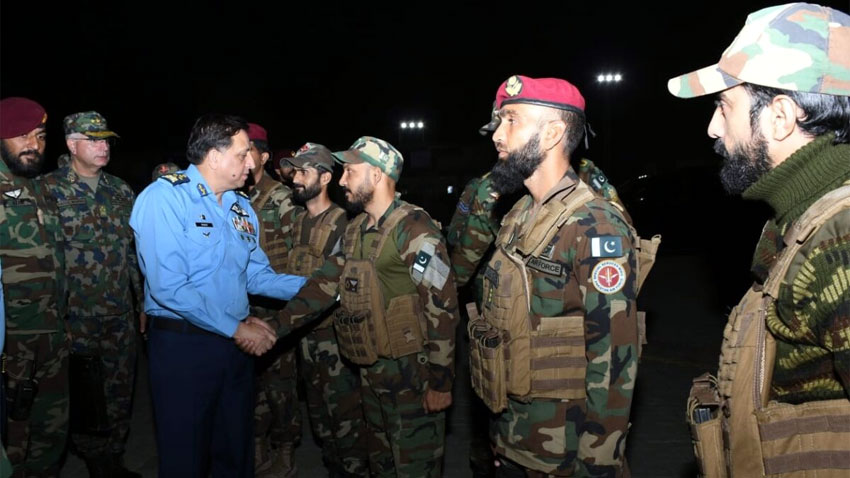 پاک فضائیہ کے سربراہ کا دہشتگرد کے شکار میانوال ٹریننگ ایئر بس کا دورہ