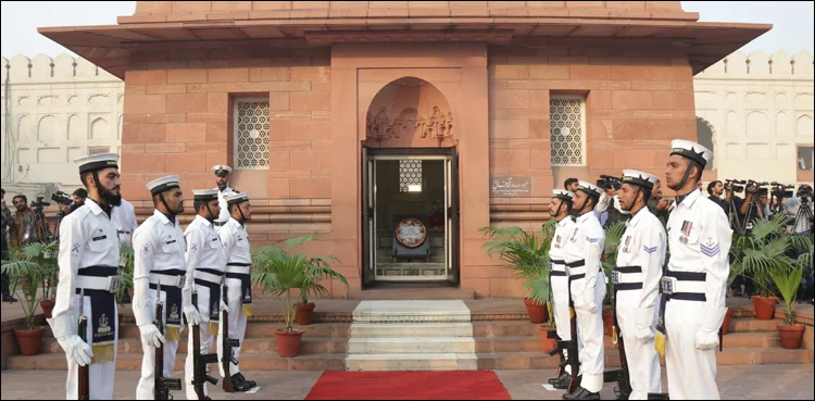 پاک بحریہ کے دستے نے مزارِ اقبال کے اعزازی گارڈز کے فرائض سنبھال لیے
