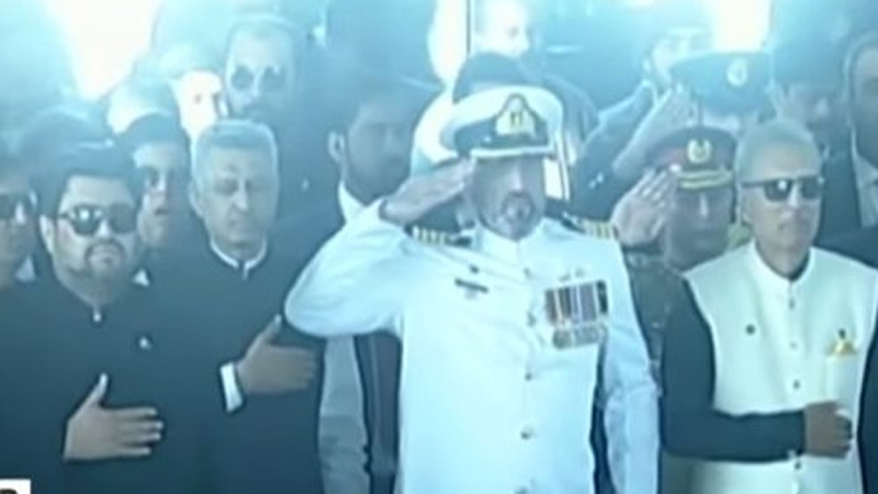 مزار قائد پر گارڈز کی تبدیلی، صدر مملکت کی حاضری