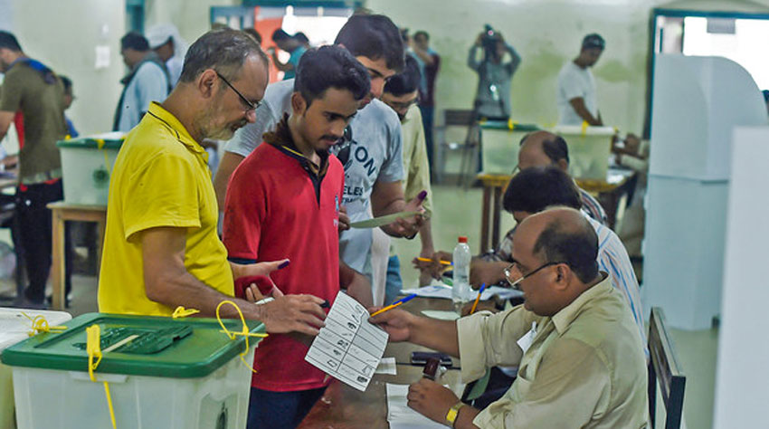 ملکی تاریخ کے سب سے بڑے عام انتخابات کیلئے پولنگ کا عمل شروع