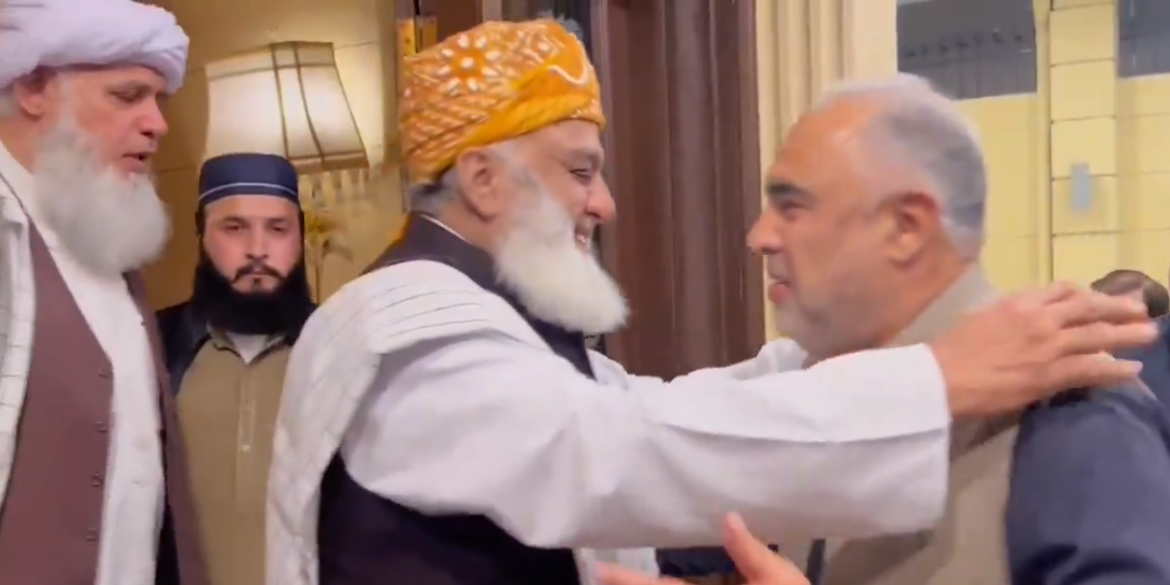پی ٹی آئی وفد کی مولانا فضل الرحمان سے ملاقات، ساتھ چلنے کی دعوت دیدی