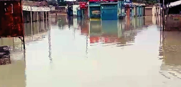 گوادر میں وقفے وقفے سے بارش، سڑکیں تالاب بن گئیں، نشیبی علاقے زیر آب