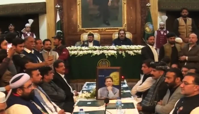 خیبرپختونخوا کی 15 رکنی کابینہ نے حلف اٹھا لیا