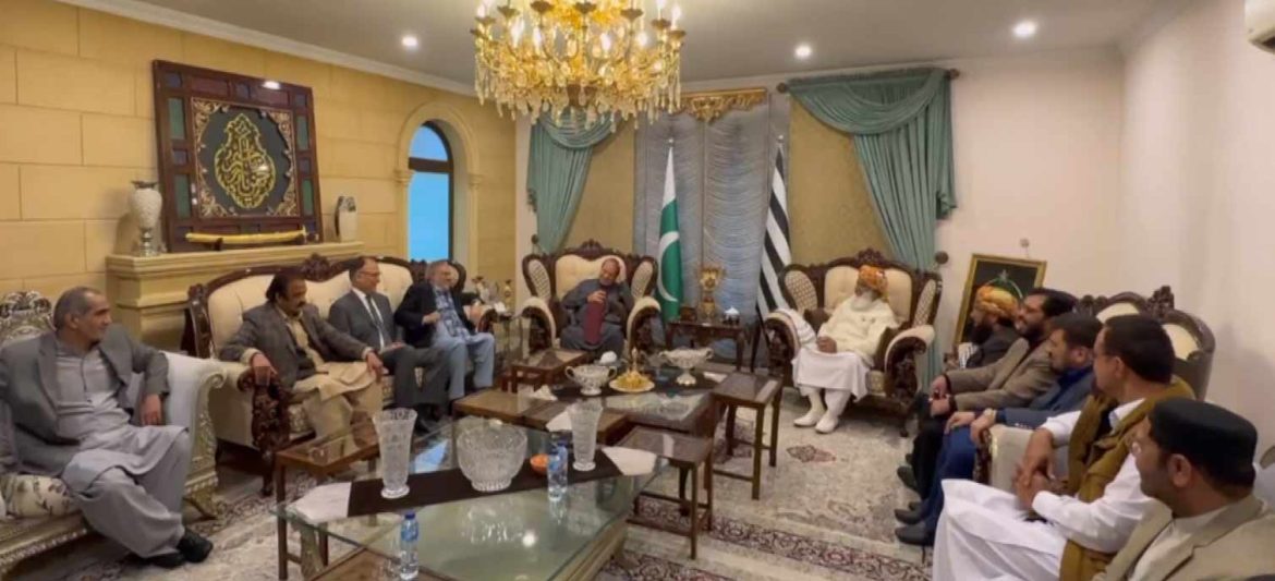 نواز شریف کی وفد کے ہمراہ مولانا فضل الرحمان کے گھر آمد، حکومت میں شمولیت کی دعوت