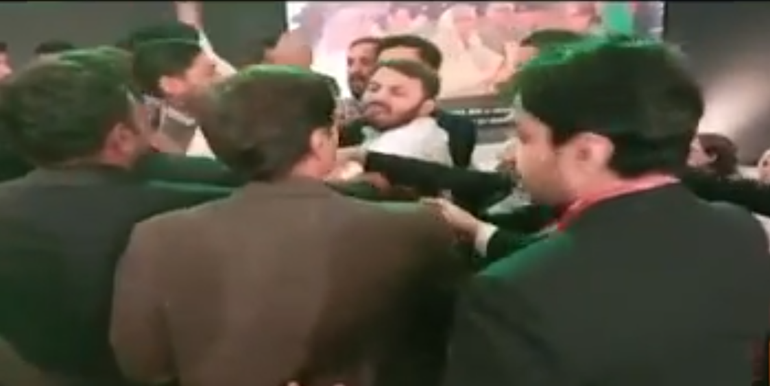 عاصمہ جہانگیر کانفرنس، جرمن سفیر کی تقریر کے دوران فلسطین کے حامی شخص کا احتجاج