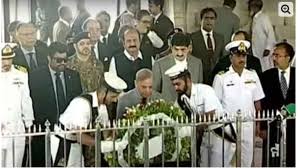 وزیراعظم ایک روزہ دورے پر کراچی پہنچ گئے، مزار قائد پر حاضری